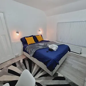 Luxury Double Bed With Private Bathroom, Netflix, Work Space And Wifi Homestay Leeds (West Yorkshire)